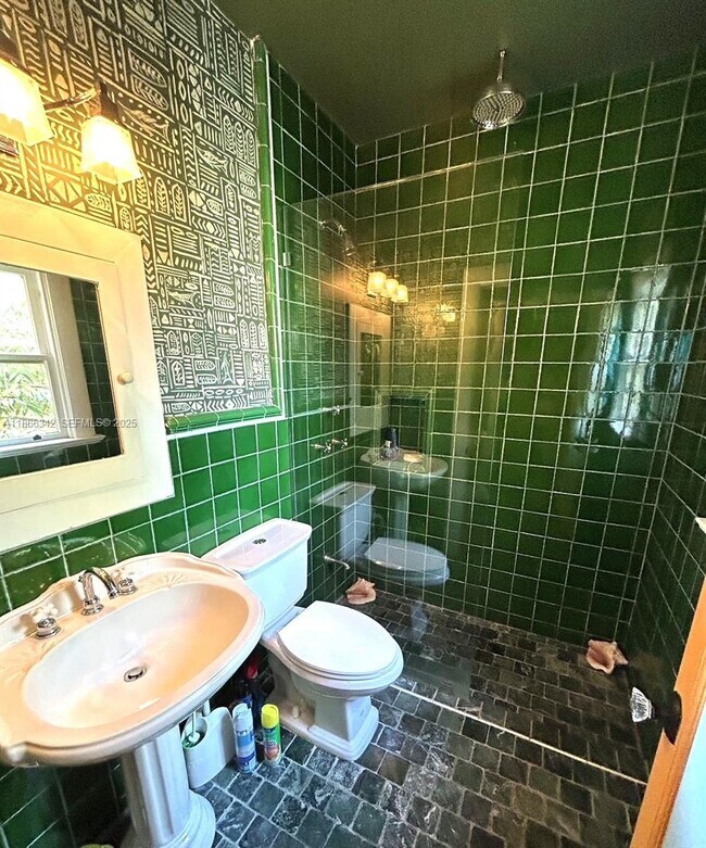 Building Photo - 168 NE 44th St