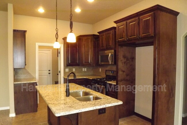 Building Photo - 613 S Silver Leaf Dr