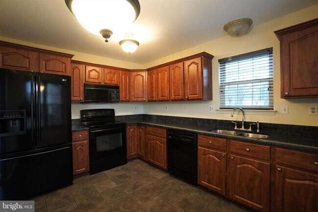 Building Photo - 458 Country Club Dr