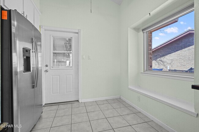 Building Photo - 4805 Maureen Cir