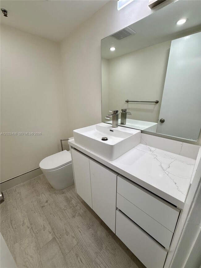 Building Photo - 801 N Venetian Dr