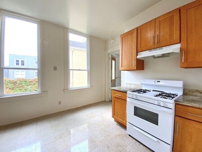 Building Photo - SPACIOUS Unit w/ Bonus Room/Office, Hardwo...