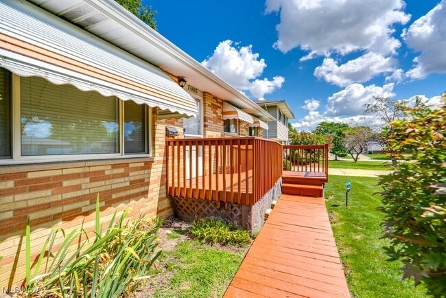 Building Photo - 24665 Robinia Dr