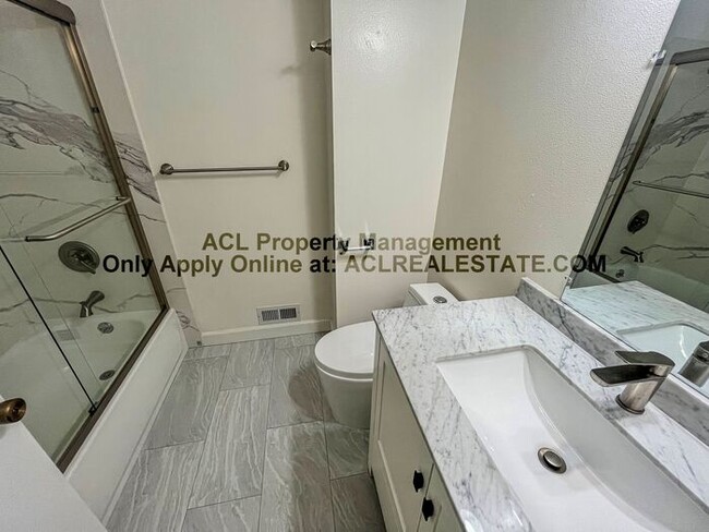 Building Photo - Spacious & Upgraded 4-Bedroom Townhouse in...