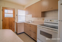 Building Photo - Large two bed one bath River Forest