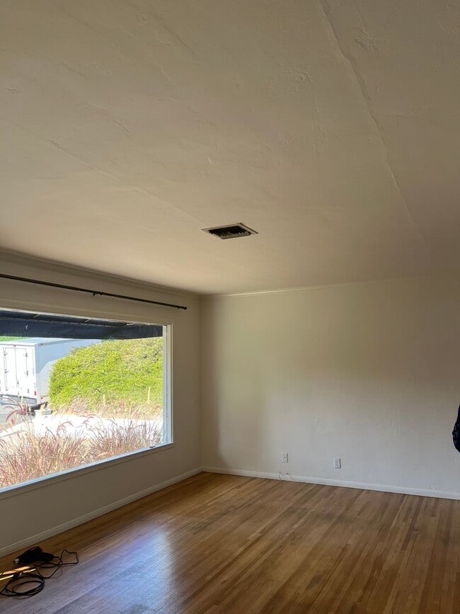 Building Photo - Lovely Single Story Home