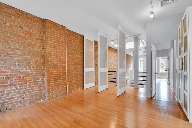 Building Photo - Architecturally Stunning Curtis Park Townhome With Historic Charm