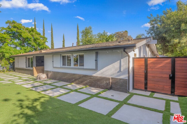 Building Photo - 20412 Oxnard St