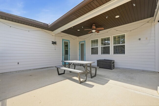 Building Photo - Stunning 4 Bedroom Home with Solar Energy & Private Pool!