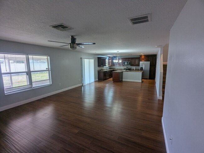 Building Photo - FOR RENT 4 Bedroom 2 1/2  Bath with Den/Office/5th bedroom, Furry  friends Welcome!