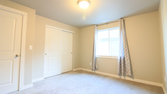 Building Photo - Rare 5/3 home in SE Bend