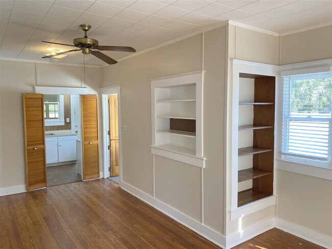 Building Photo - 2 BR/1 BA Downtown Apartment! Walk Everywhere!