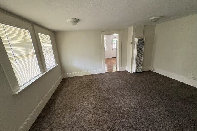 Building Photo - 824 Spencer Ave