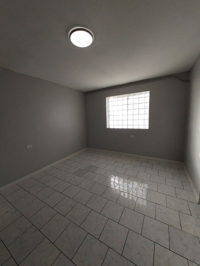 Building Photo - 1252 S Karlov Ave
