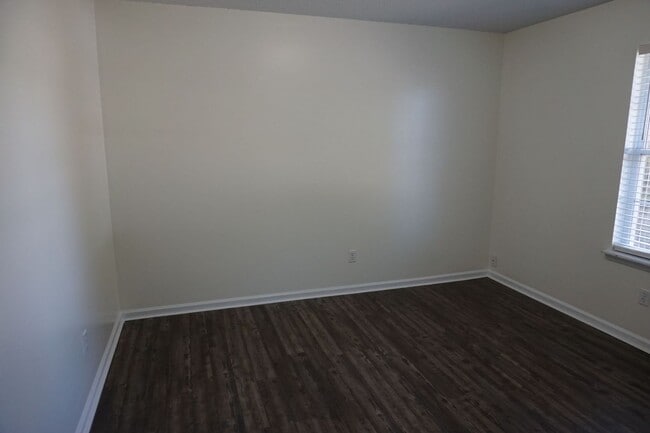 Building Photo - Cozy Two Bedroom 2 Full Bathroom Duplex!