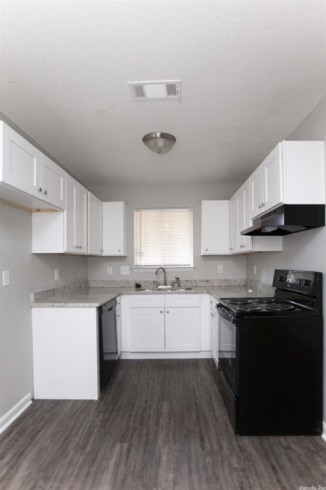 Building Photo - 10025 Whispering Pines Dr
