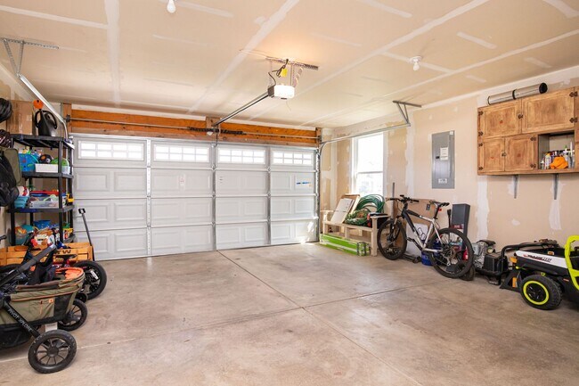 Building Photo - 6787 Oakcrest Dr