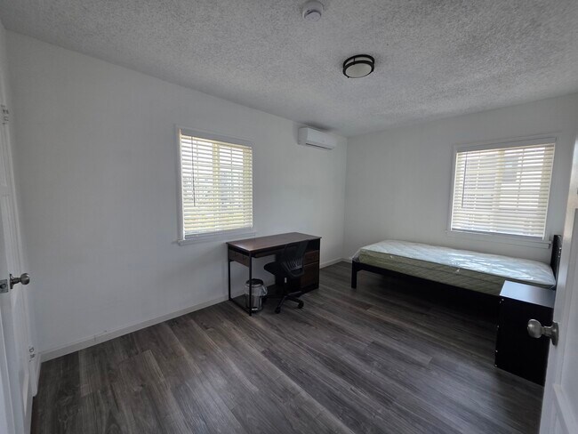 Building Photo - 1349 W 35th Pl