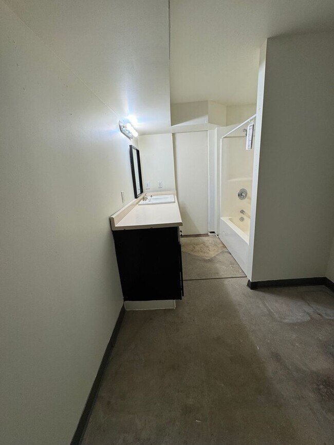 Building Photo - Beautiful 4 bedroom house avail 6/12