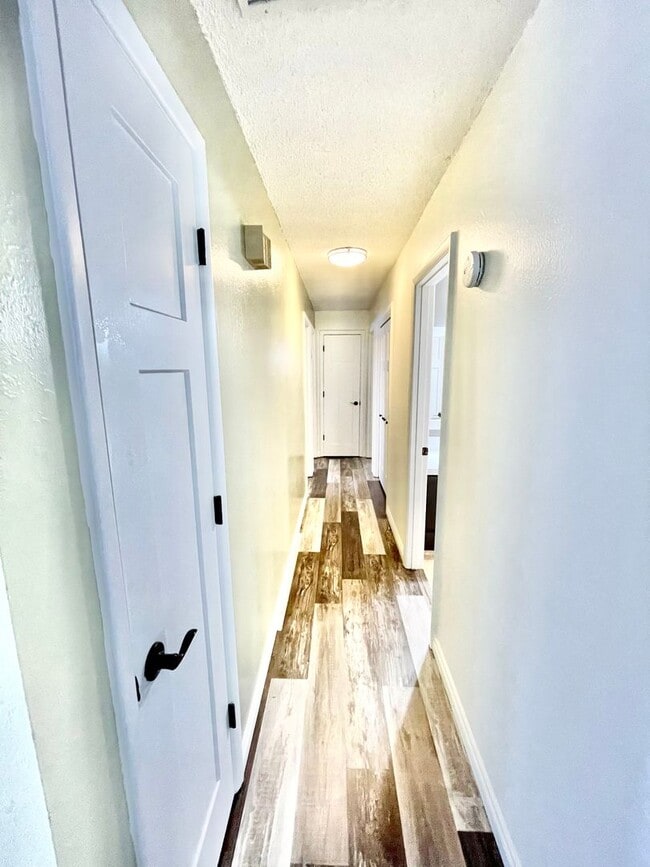 Building Photo - 3 Bedroom, 2 bath house