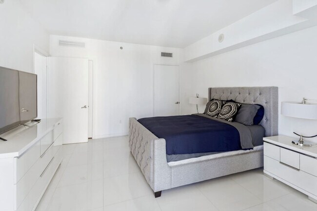 Building Photo - 485 Brickell Ave