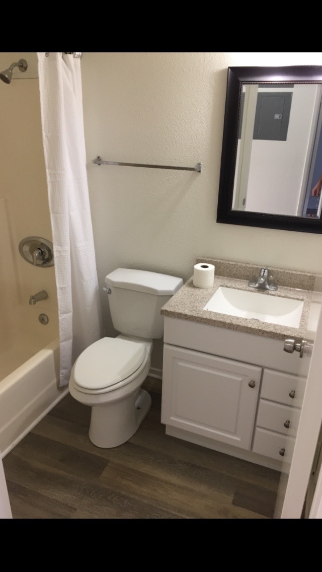 Apt. B, Bathroom. - 831 N Zeyn St