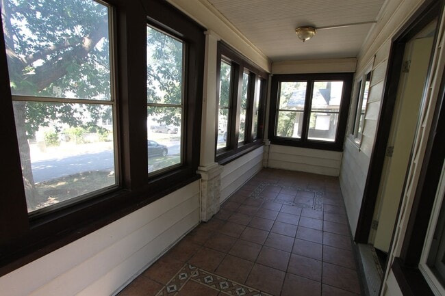 Building Photo - Large 5 Bedroom Home! Available Now.  Plen...