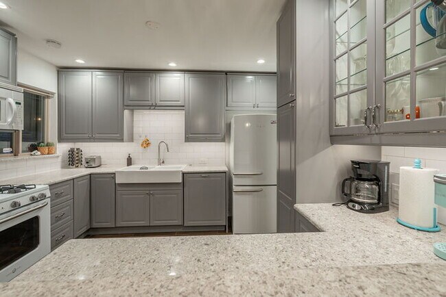 Building Photo - 1540 W Berridge Ln