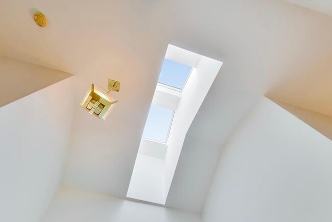 Building Photo - 943 W Essex Pl