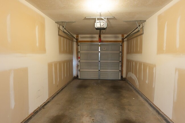 Building Photo - 117 Goldfinch Ave