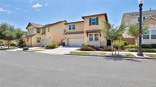 Building Photo - 2832 E Clementine Dr
