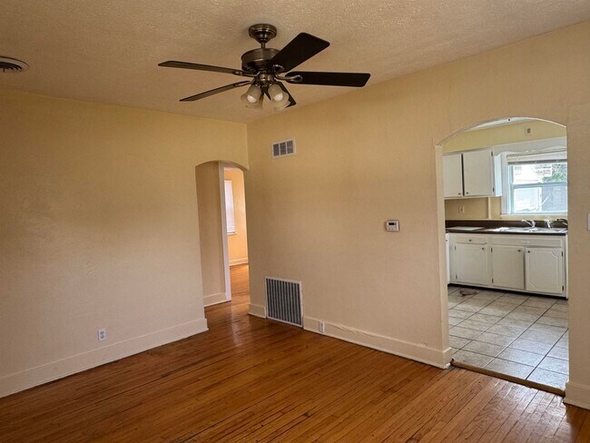 Building Photo - 2824 School St