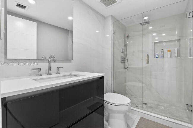 Building Photo - 3675 N Country Club Dr