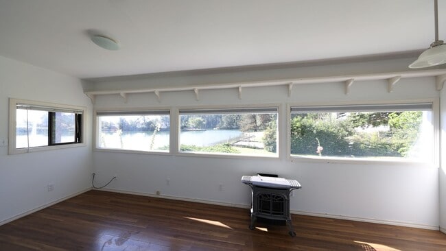 Building Photo - 1 Bed 1 Bath - Kennedy Lagoon - Fabulous Location