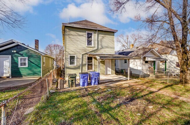 Building Photo - Three Bedroom Home in Hamilton!