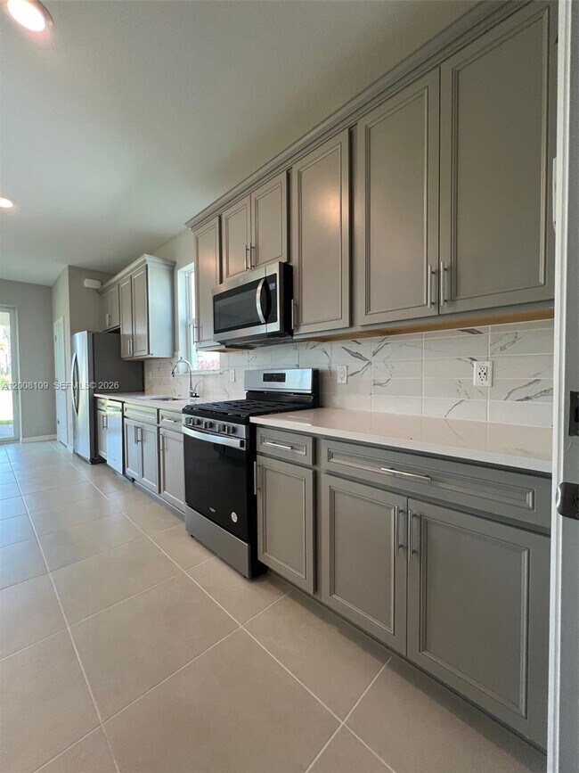 Building Photo - 12222 SW Myrtle Oak Dr