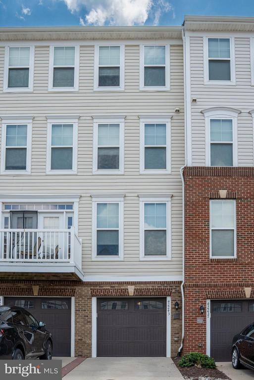 Building Photo - 42243 Canary Grass Square