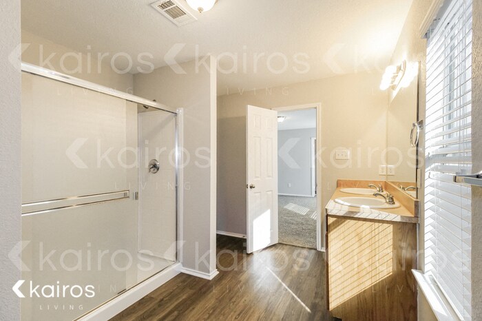 Building Photo - 1621 Vineridge Ln