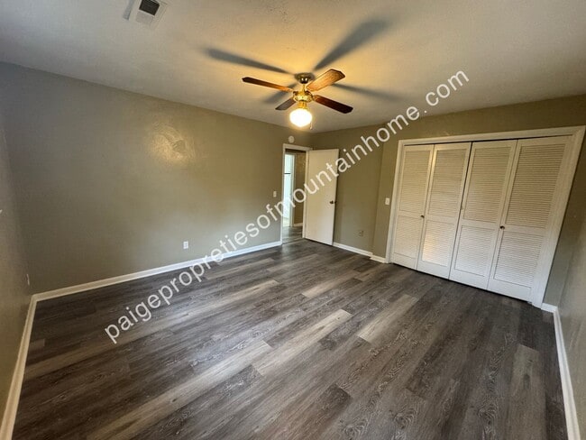 Building Photo - 2/1 in town out of town.