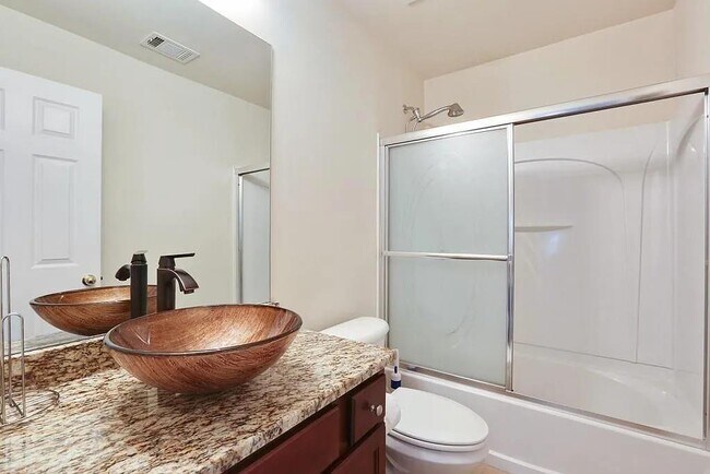 Building Photo - 1504 Longmont Dr