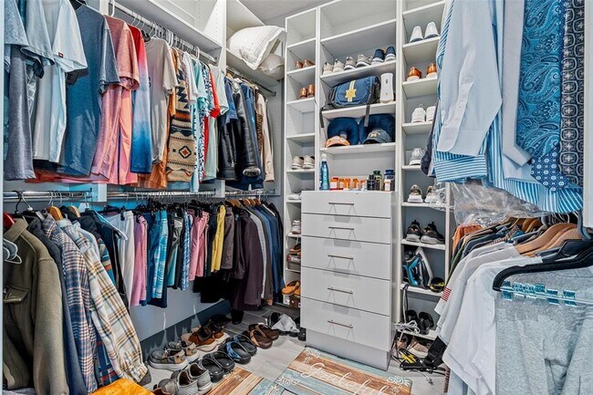 Building Photo - 701 E 3rd Ave