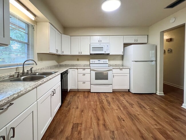 Building Photo - 3BR/2BA House in Northwood Pines - availab...