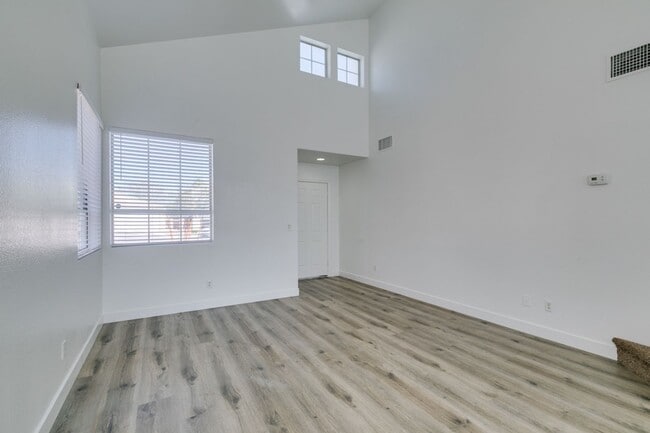 Building Photo - NORTH SHORES REFRESHED 2 STORY HOME WITH FIREPLACE AND LARGE BACKYARD