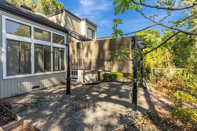 Building Photo - Beautiful Remodeled 3 Bedroom Townhome