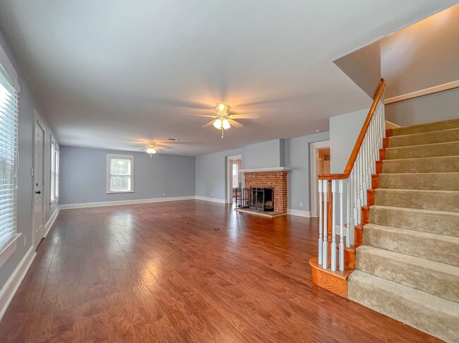 Building Photo - MIDTOWN 5/3.5 w/ 2750 sq ft, Wood Floors, ...