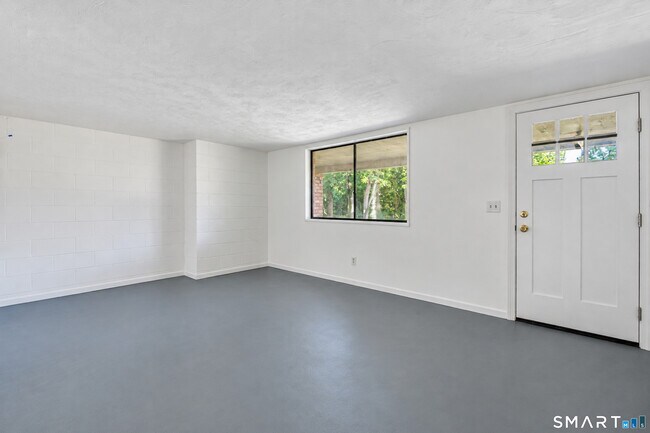Building Photo - 19 Denlar Dr
