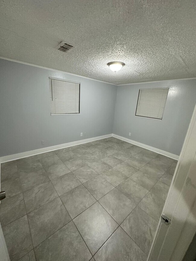 Building Photo - Fully Renovated 3/1 Single Family Available Now!