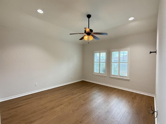 Building Photo - Modern Comfort Meets Cozy Living on Casual Cir!