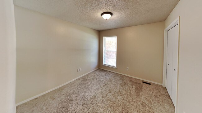 Building Photo - Very Nice 3 Bedroom 2 Bath Home in Yukon Schools