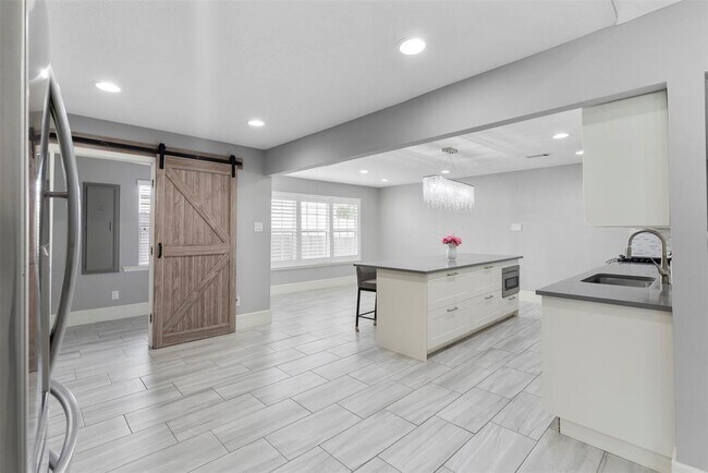 Building Photo - 7727 Barberton Dr